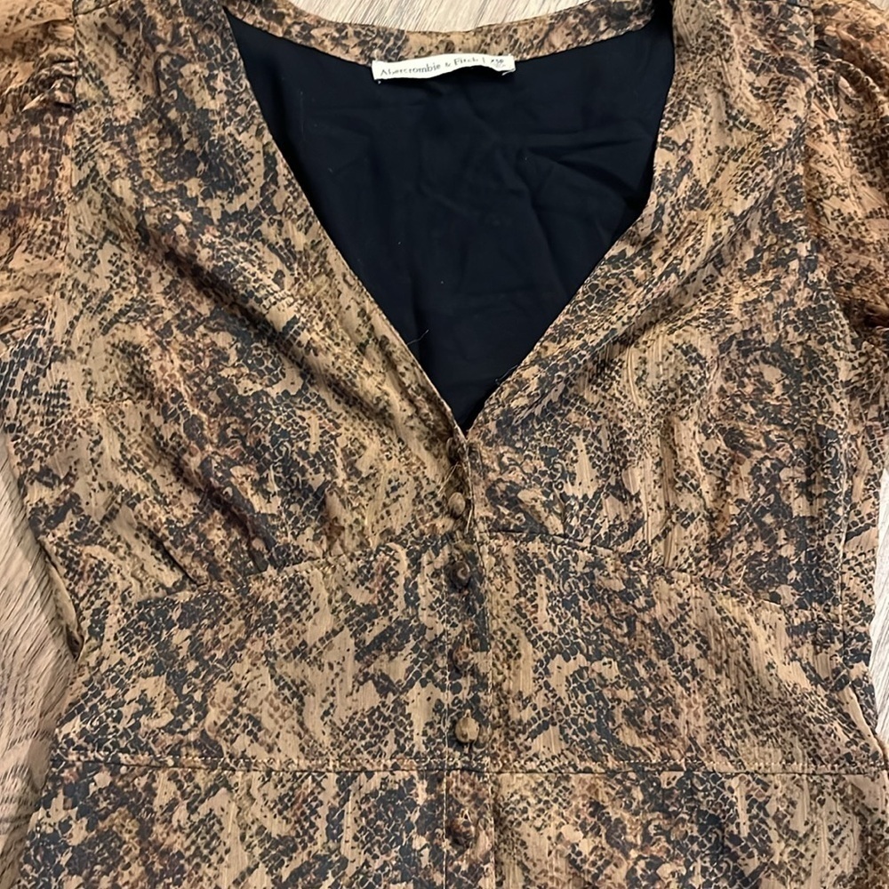 ABERCROMBIE & FITCH brown snake print flutter sleeve button down dress, size XS - Picture 3 of 5
